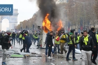 Sarı Yelekliler Yeniden Sokaklarda: Paris’te “Macron İstifa” Sloganları Yankılandı