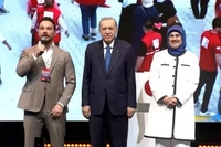 Sinan Akçıl, Kızılay için Bestelediği Şarkıyı Cumhurbaşkanı Erdoğan'la Birlikte Seslendirdi