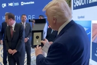 BAE'de Trump'a Bir Damla Petrol Hediye Edildi
