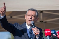 Özgür Özel'den İmamoğlu Pankartı Tepkisi: "Tepemin Tasını Attırmasın..."