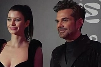 Beren Saat, Eşi Kenan Doğulu'yu Sahne Arkasında İzlerken Görüntülendi