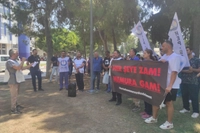İzmir'de sağlık emekçilerinin iş bırakma eyleminde Memur-Sen'e tepki: Göstermelik kararlara karnımız tok