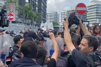 CHP İstanbul İl Başkanlığı'nda Kayyum Gerginliği: Polis Müdahalesi ve Protestolar