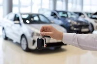 Otomotiv Pazarında "Bekle-Gör" Dönemi: Fiyatlar Düşecek mi, Zam mı Gelecek?