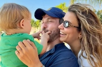 Tolga Sarıtaş ve Zeynep Mayruk'tan Çeşme'de Aile Saadeti
