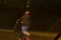 Motosikletiyle yaptığı hareketler pahalıya mal oldu