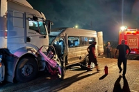 Hatay'da servis minibüsü ile tır çarpıştı: 1 ölü, 14 yaralı