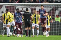 Fenerbahçe Trabzonspor’u 3-2 Mağlup Etti: Hakem Eleştirilerin Hedefi Oldu!