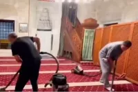 Mesut Özil'in Cami Temizliği Sosyal Medyada İlgi Odağı Oldu