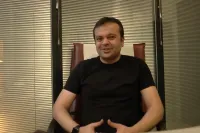 Taş Kağıt Makas Dizisi Rıza Kimdir? Bülent Seyran’ın Canlandırdığı Rıza’nın Hikayesi ve Özellikleri