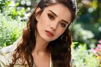 Özge Gürel'den Cannes Pozları