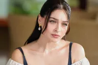 Cemre Baysel Nostaljik Modayı Benimsedi: Hayranlarından Tam Not Aldı