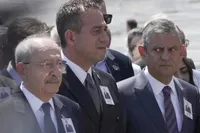 Özel'in Kılıçdaroğlu'na Bakışları Dikkat Çekti