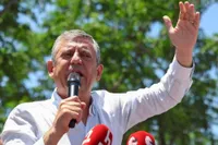 Özgür Özel, Deniz Göktaş'ı Ziyaret Etti