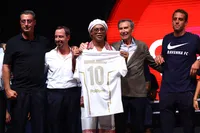Ronaldinho futbola döndü: Ravenna FC'ye imza attı ve hisse aldı