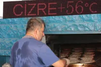 Dışarısı 55, içerisi 80 derece. Serinlemek için bunları yapıyorlar