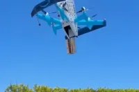Amazon kargo dronu Texas'ta bir kadının siparişini havuza bıraktı
