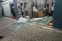 Bursa'da dükkana dalan sürücü aracı bırakıp kaçtı