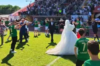 Gelin ve damat tribünde maç izledi, sahada çiftetelli oynadı