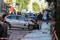Telefona bakarak karşıdan karşıya geçene 75 euro ceza