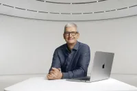 Tim Cook Apple CEO Görevini John Ternus'a Devrediyor