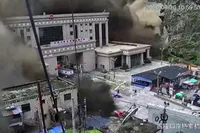 Nepal'de heyelan evleri yuttu: Felaket anları kamerada