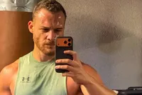 Kerem Bürsin Boyun Fıtığı Ameliyatı Oldu! Hastane Odasından Fotoğraf Paylaştı