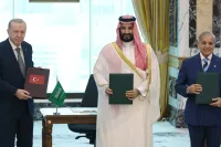 İstanbul'da kritik zirve: Türkiye, Pakistan ve Suudi Arabistan bir arada