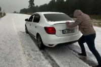Sarıkamış’a yağan dolu yolları beyaza bürüdü