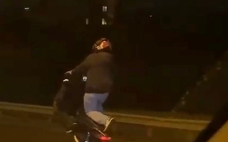 Motosikletiyle yaptığı hareketler pahalıya mal oldu