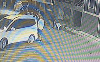 Araç ticareti silahlı kavgaya döndü. O anlar kamerada