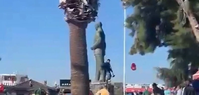 Ayvalık'ta Atatürk Heykeline Balyozlu Saldırı: Vatandaşlar Müdahale Etti