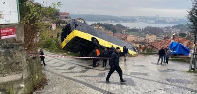Beykoz'da Panik Anları: İETT Otobüsü Evin Bahçesine Düştü!