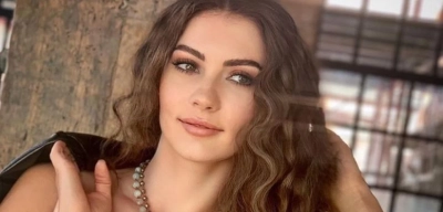 Burcu Özberk'in Fransa Tatilinden Yaptığı ‘Bornozlu’ Paylaşıma Beğeni Yağdı
