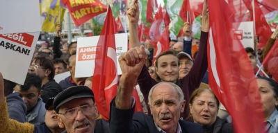 CHP ve DEM Parti'den Esenyurt'ta 'Ahmet Özer' Protestosu! Binler Belediye Binası Önünde Toplandı