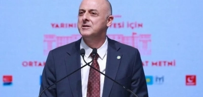 CHP'ye katılan Ümit Özlale'ye rozetini Özgür Özel taktı