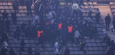 Fransa - İsrail Maçında Gergin Anlar: Taraftarlar Birbirine Girdi!