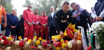 Galatasaray Kafilesi 9 Yaşındaki Yiğit Kurt'u Mezarı Başında Andı: Maça Giderken Trafik Kazasında Hayatını Kaybetmişti