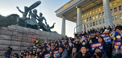 Güney Kore'de sıkıyönetim kaosunun ardından Cumhurbaşkanının istifa etmesi yönündeki çağrılar artıyor