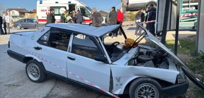 Kartepe'de Korkutan Kaza! Tır ile Çarpışan Araç Tabelaya Saplandı