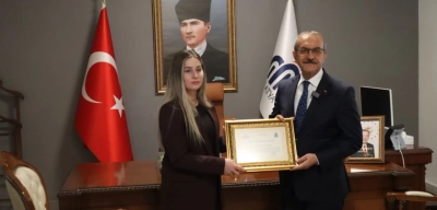 Malatya Depreminde Engelli Öğrencisini Kucağında Taşıyarak Gönülleri Kazandı: O Öğretmene Plaket!
