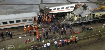 Rusya'da Yolcu Treni ile Yük Treni Çarpıştı