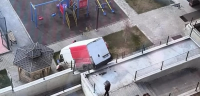 Sincan’da Şaşkınlık Yaratan Kaza! El Freni Çekilmeyen Kargo Aracı Parka Uçtu