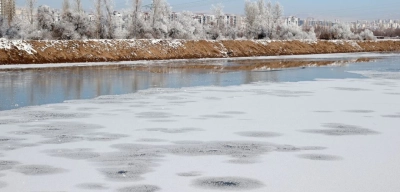 Sivas'ta termometreler eksi 23 dereceyi gördü: Kızılırmak Nehri kısmen dondu