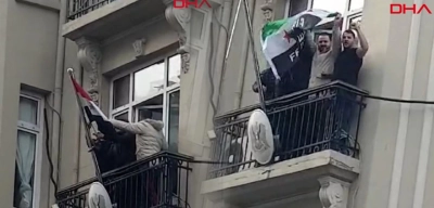 Suriyeliler İstanbul'daki Konsolosluğa Girdi! Bayrağı Böyle İndirdiler
