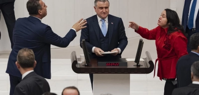 TBMM'de Skandal Anlar! AK Parti ve CHP Vekilleri Birbirlerinin Üzerine Yürüdü