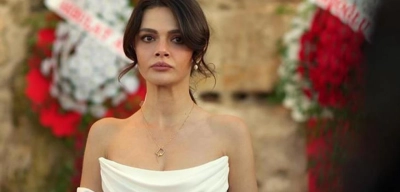 Uzak Şehir’in Alya’sı Sinem Ünsal’ın Siyah-Beyaz Şıklığı Gündem Oldu: ‘Kuğu Gibisin’