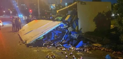 Vatandaşlar Devrilen Kamyondaki Meyveler İçin Adeta Yarıştı! Düşündüren Görüntüler