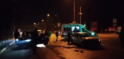 Bursa'da Ambulansa Yol Vermek İsteyen 2 Otomobil Çarpıştı