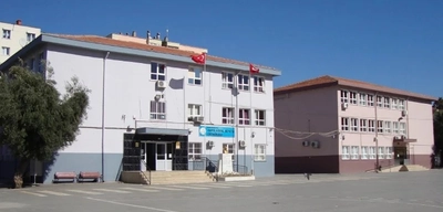 İzmir'de Skandal: Şampanyalı Mezuniyet Kutlamasına Katılan Öğretmenler Görevden Uzaklaştırıldı